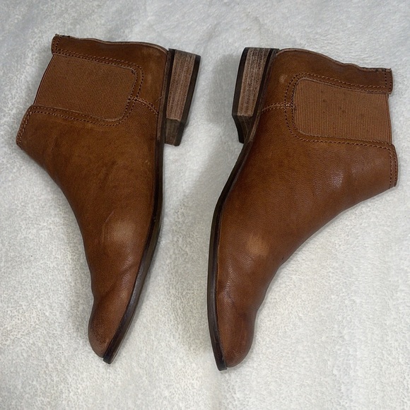 Frye Misty Chelsea Boot 9 - Picture 5 of 13